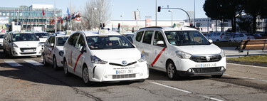 Hay tantas licencias de VTC en España que Cabify y Uber tienen un problema: no encuentran conductores