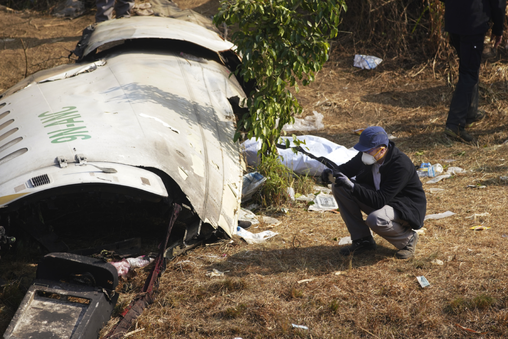 Nepal: protestan lentitud de entrega de víctimas de avión