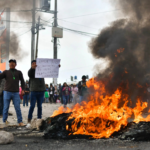 Manifestantes atacan y queman una comisaría policial en el sur de Perú