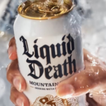 Esta empresa decidió enlatar agua con el nombre de Liquid Death. Ahora factura millones de dólares