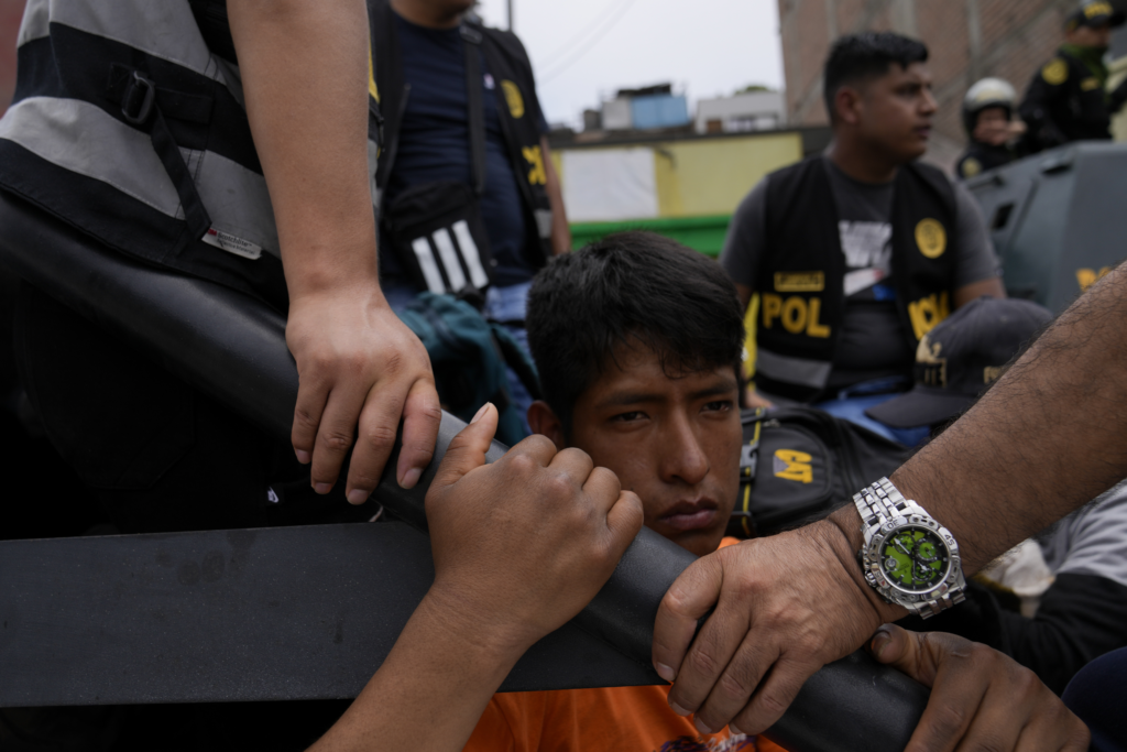 Policía ingresa universidad, desaloja manifestantes en Perú