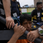 Policía ingresa universidad, desaloja manifestantes en Perú