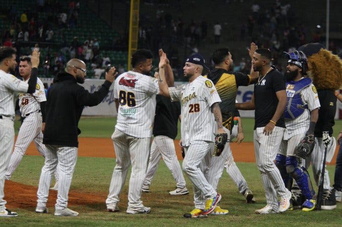 Dominicano Isaías Tejeda amplía ventaja Leones sobre los Tiburones