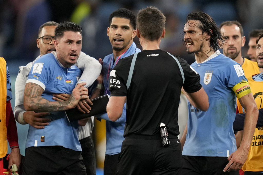 FIFA suspende a 4 jugadores de Uruguay por caos en Mundial