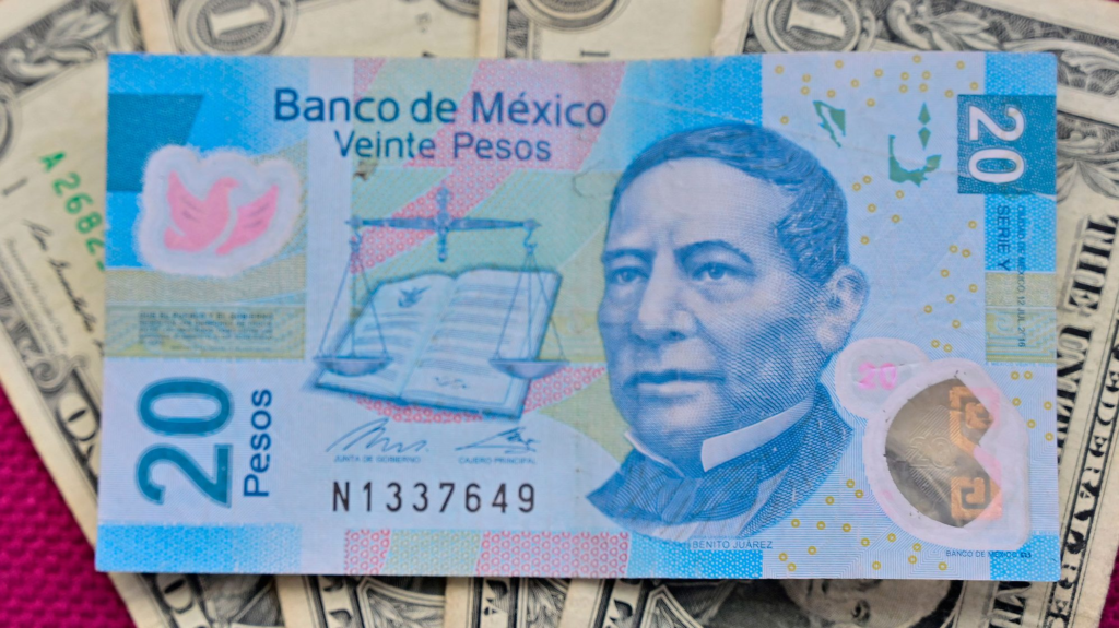 ¿Qué impulsa la fortaleza del peso mexicano frente al dólar?