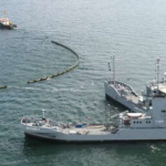 Este barco alemán se abre como una bisagra (literalmente) en mitad del mar. Su objetivo: tragar chapapote