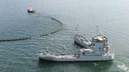 Este barco alemán se abre como una bisagra (literalmente) en mitad del mar. Su objetivo: tragar chapapote