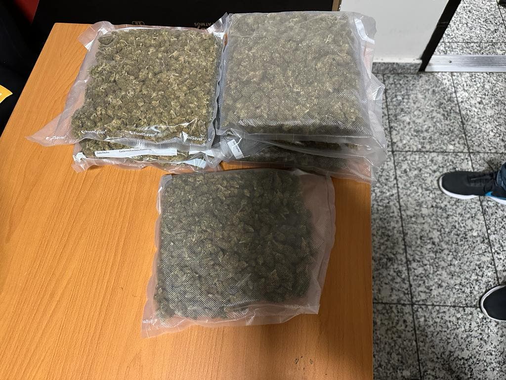 DNCD decomisa 17 paquetes de marihuana camuflados en aspiradora y cajas de cereal