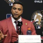 Nelson Cruz se luce como Gerente General y jugador, lleva un trabuco al Clásico