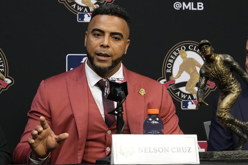 Nelson Cruz se luce como Gerente General y jugador, lleva un trabuco al Clásico