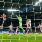 Real Madrid y Atlético empatan en un derbi con goles uruguayos