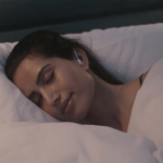 Philips quiere que escuchemos música en la cama más cómodos con sus nuevos auriculares inteligentes que estudian nuestro sueño