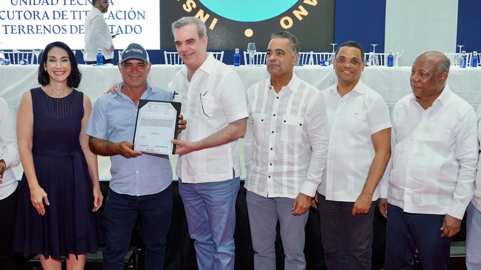 Presidente Luis Abinader entrega 200 títulos de propiedad en Pedernales