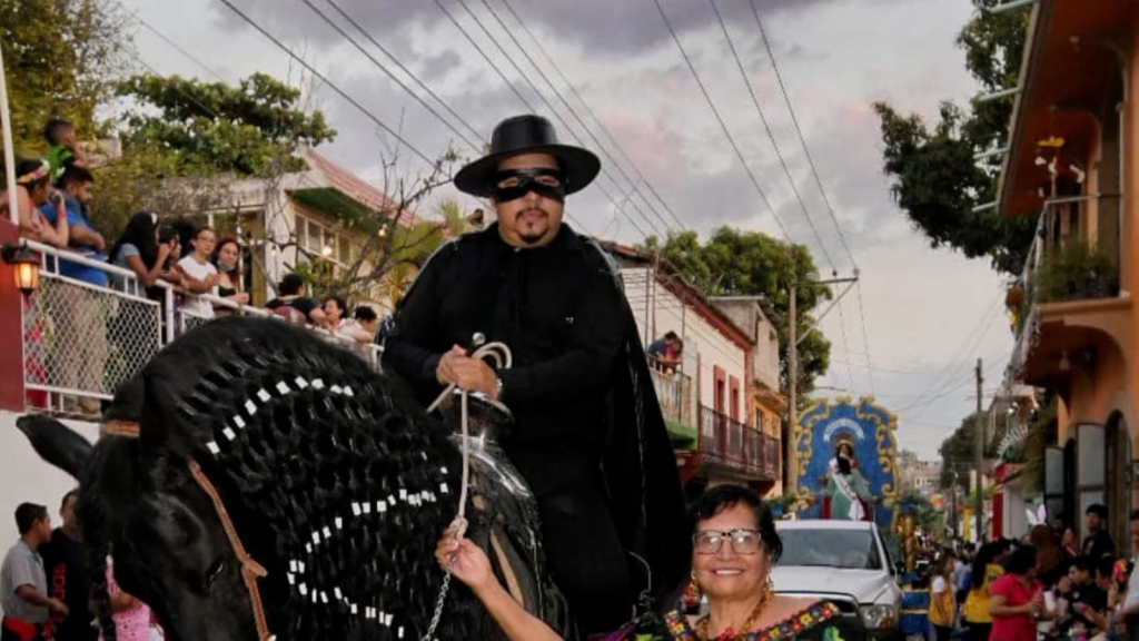 Mira la participación de un alcalde vestido de "El Zorro" en la fiesta de una ciudad mexicana