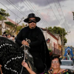 Mira la participación de un alcalde vestido de "El Zorro" en la fiesta de una ciudad mexicana