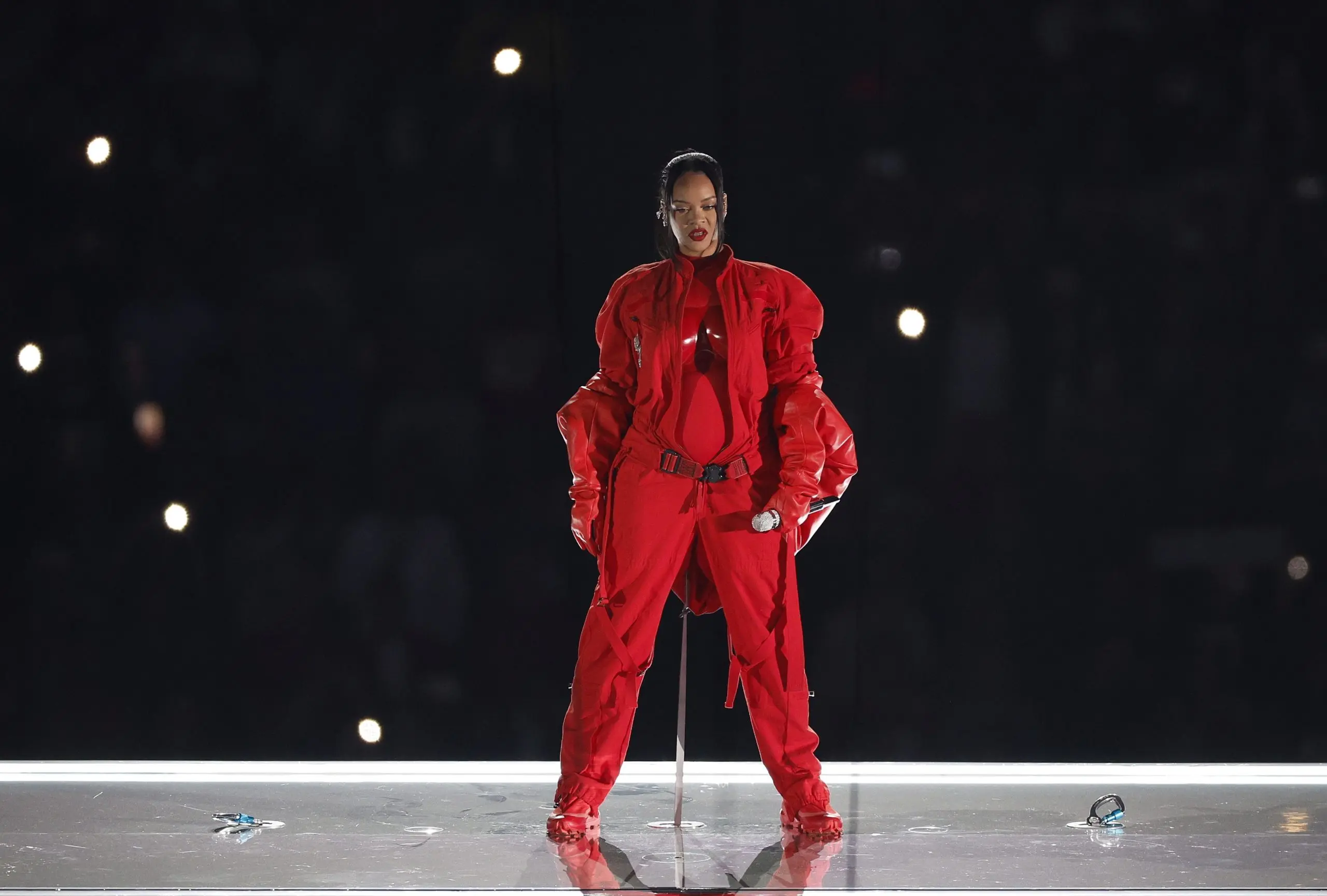 Rihanna brilla en un espectáculo del Super Bowl singular