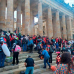 Indígenas que estaban en la Plaza de Bolívar intentaron ingresar al Congreso de la República