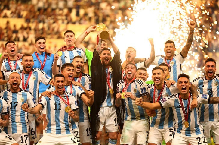 Del sorprendente look de Enzo Fernández al detalle de Messi que causó furor: así fue el reencuentro de la Selección tras el título mundial