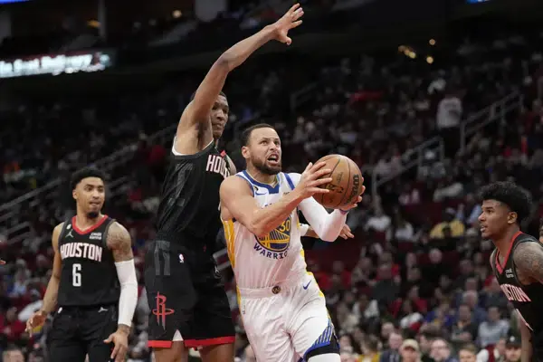 Warriors frena racha de 11 juegos como visitante y vence a Rockets