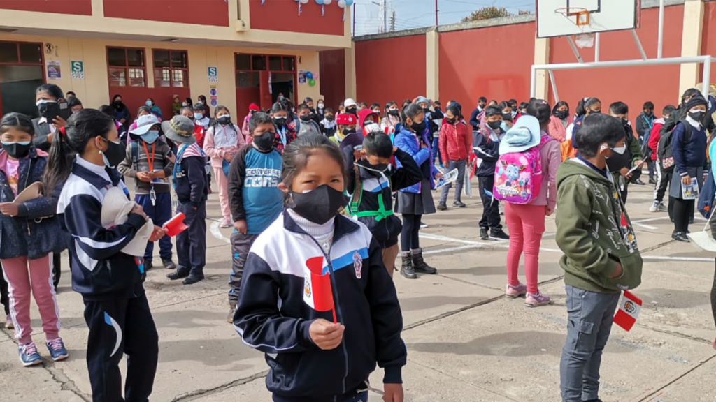 Huaicos, casos de dengue y protestas hacen peligrar inicio del año escolar en regiones