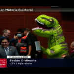 Senadora se disfraza de dinosaurio para protestar contra la propuesta de reforma electoral de López Obrador