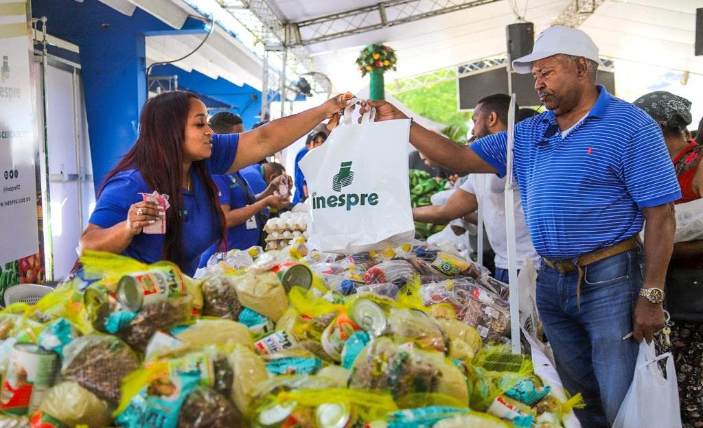 Inespre baja a 300 pesos los combos de habichuelas con dulce en Feria Agropecuaria Nacional