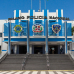 Policía Nacional arresta hombre captado en video sacando violentamente a su hija de escuela en Nagua