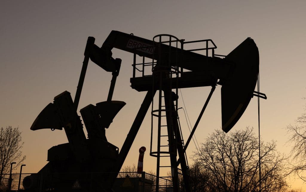 El petróleo de Texas cae un 3,6 % y cierra en 77,58 dólares