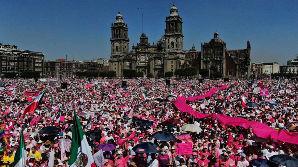 A medida que aumentan las críticas, el presidente de México acusa a manifestantes que protestaron contra la reforma política de tener vínculos con el narcotráfico