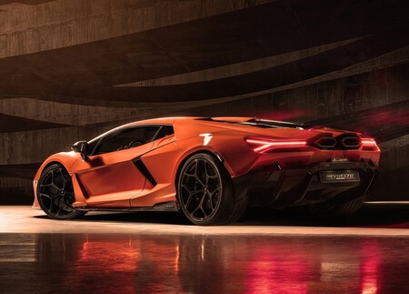 El Lamborghini Revuelto es un V12 híbrido con tres motores eléctricos. No es raro: es el futuro del superdeportivo