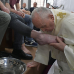 El papa Francisco lava los pies de doce jóvenes presos el Jueves Santo