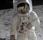 Cuando el ser humano vuelva a la Luna en 2025 lo hará vestido otra vez de blanco. Hay una buena razón para ello