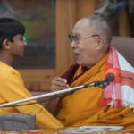 Polémico video: Dalai Lama besa y pide a niño que ‘chupe’ su lengua