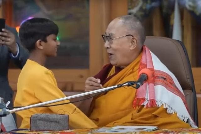 Polémico video: Dalai Lama besa y pide a niño que ‘chupe’ su lengua