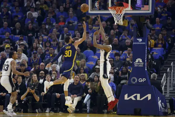 Curry, Poole y Thompson disparan a los Warriors sobre los Spurs