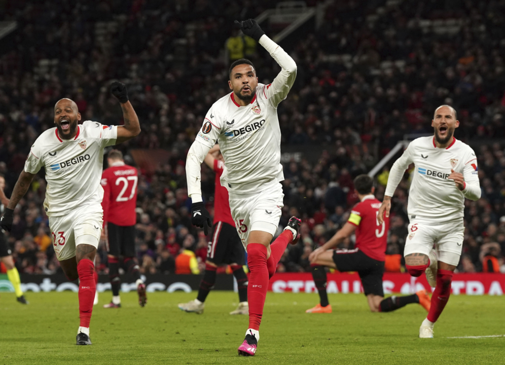 Sevilla remonta y salva empate 2-2 ante Man United