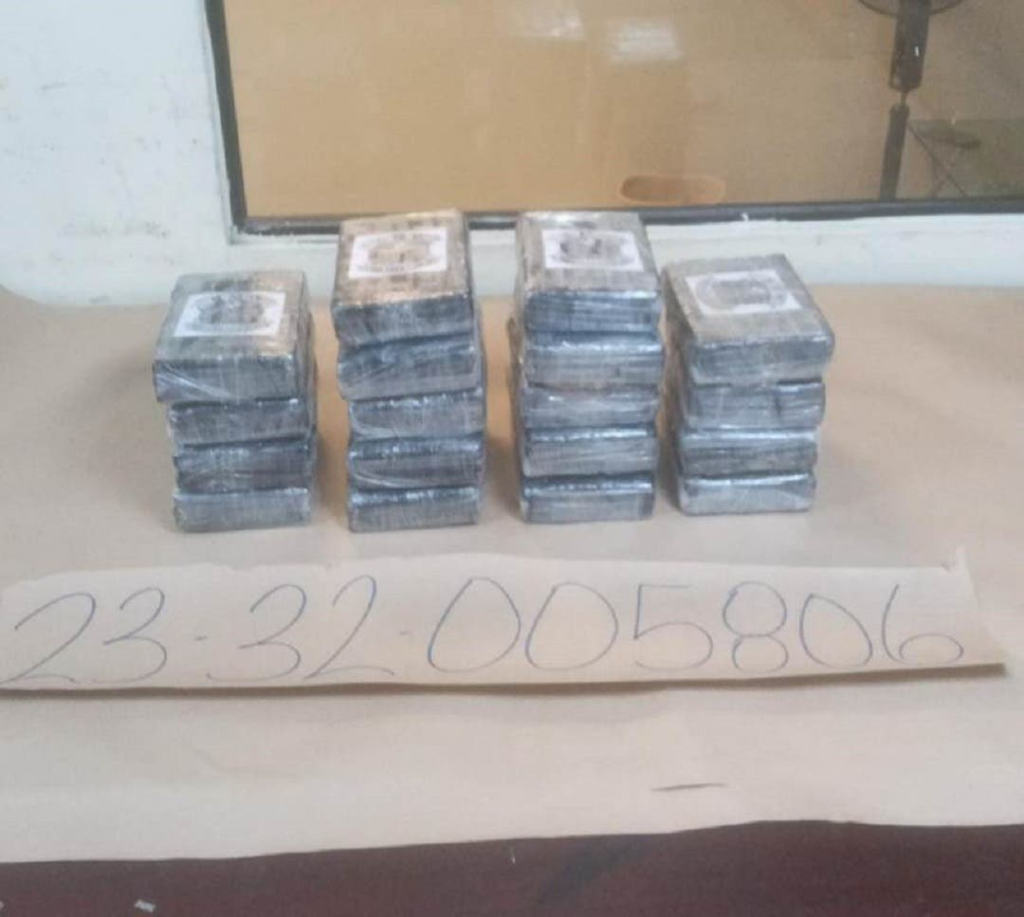 Apresan tres en Los Alcarrizos con 18 paquetes de cocaína