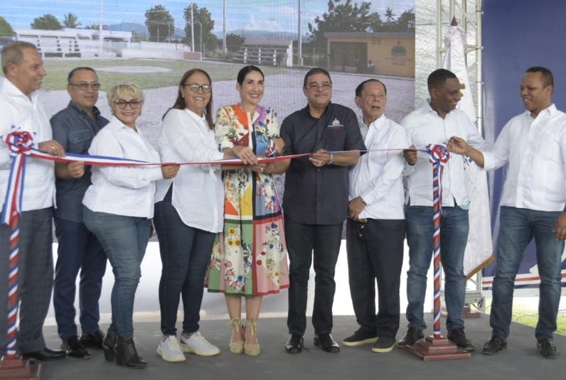 Gobierno entrega 5 instalaciones en Las Matas Farfán