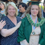 Vea a Kody y Janelle Brown de Sister Wives reunirse en una graduación