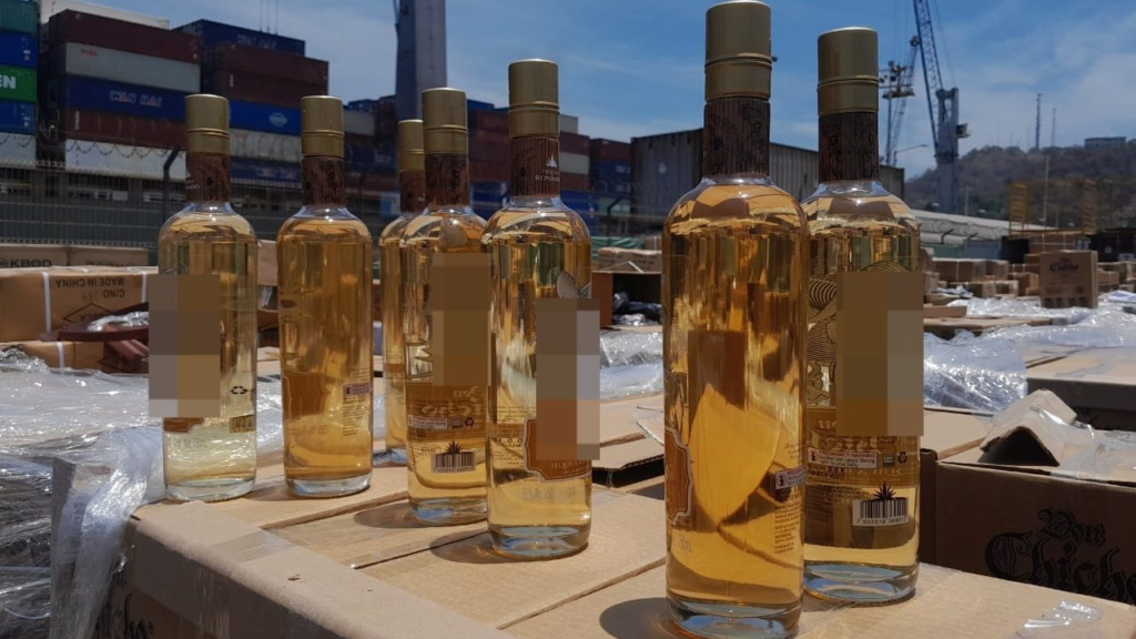 La Marina de México incauta un cargamento de metanfetamina camuflado en botellas de tequila