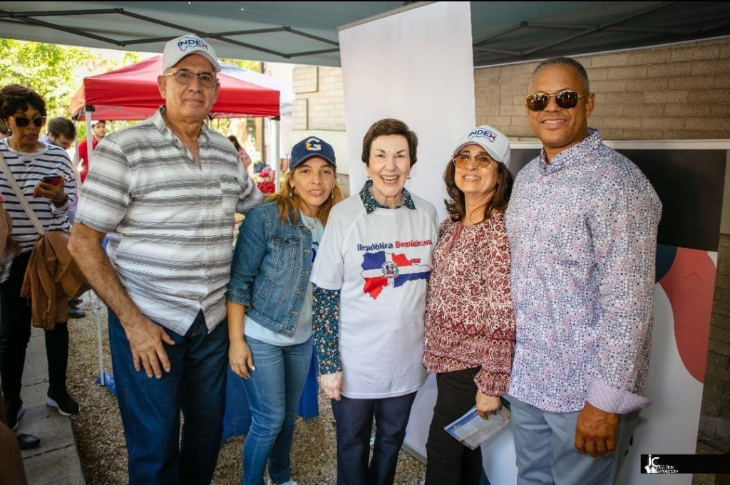 Miles de visitantes celebran en la  Embajada Dominicana en Washington