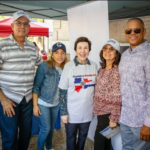 Miles de visitantes celebran en la  Embajada Dominicana en Washington