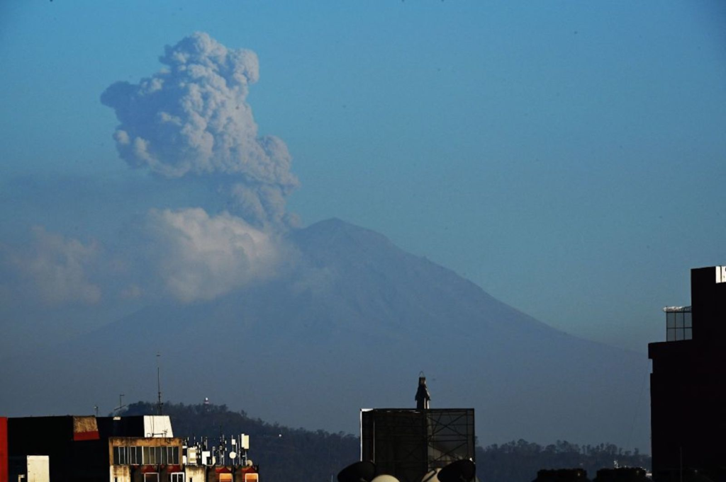 Gobierno de México insta a no acercarse al volcán Popocatépetl tras explosiones de lava