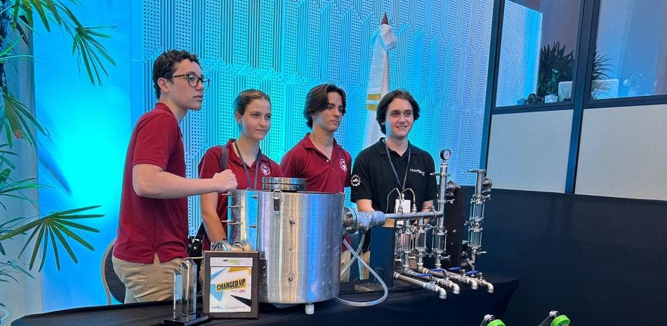 Estudiantes dominicanos crean máquina pra convertir sargazo en combustible