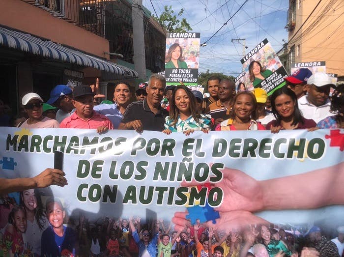 Leandra Acosta encabeza marcha por los derechos de los niños con autismo