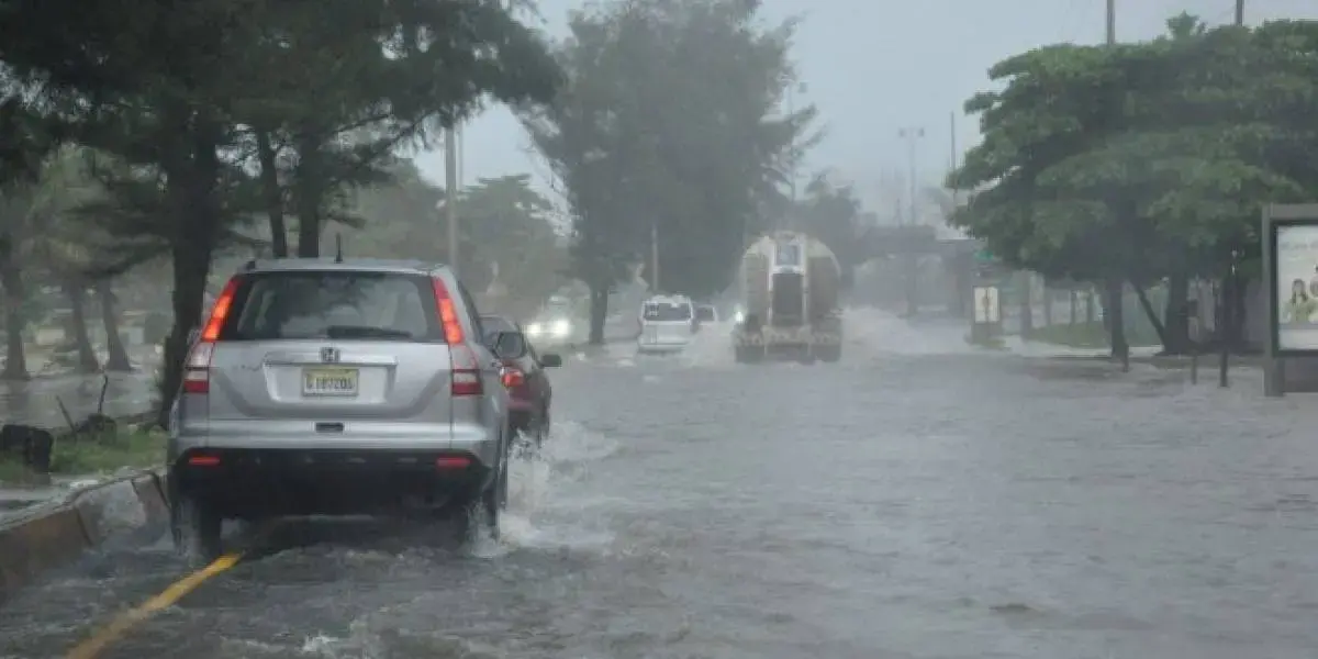 COE eleva a 21 las provincias bajo alerta por vaguada y onda tropical