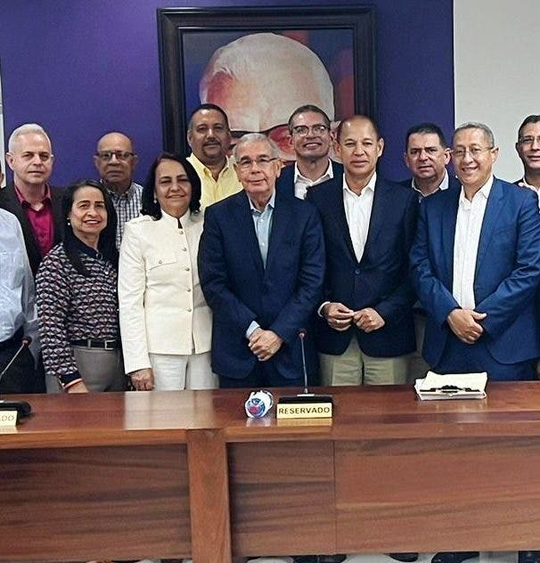 Danilo Medina se reúne con los dirigentes del PLD en La Vega