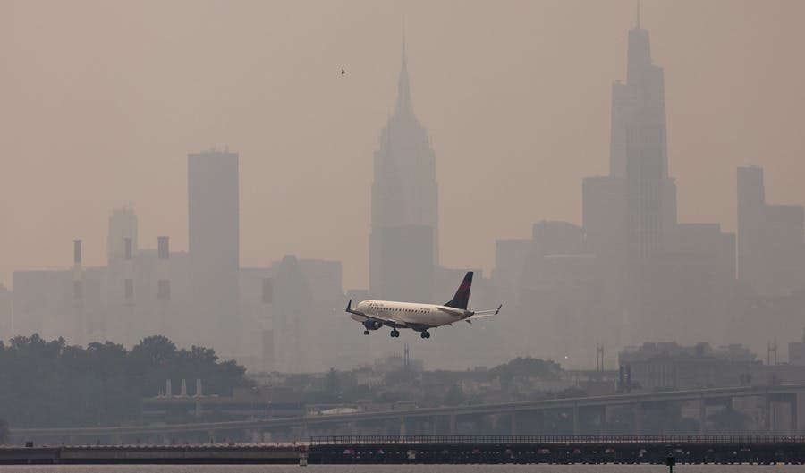 Centro y noreste de Estados Unidos continúan afectados por humo de incendios canadienses