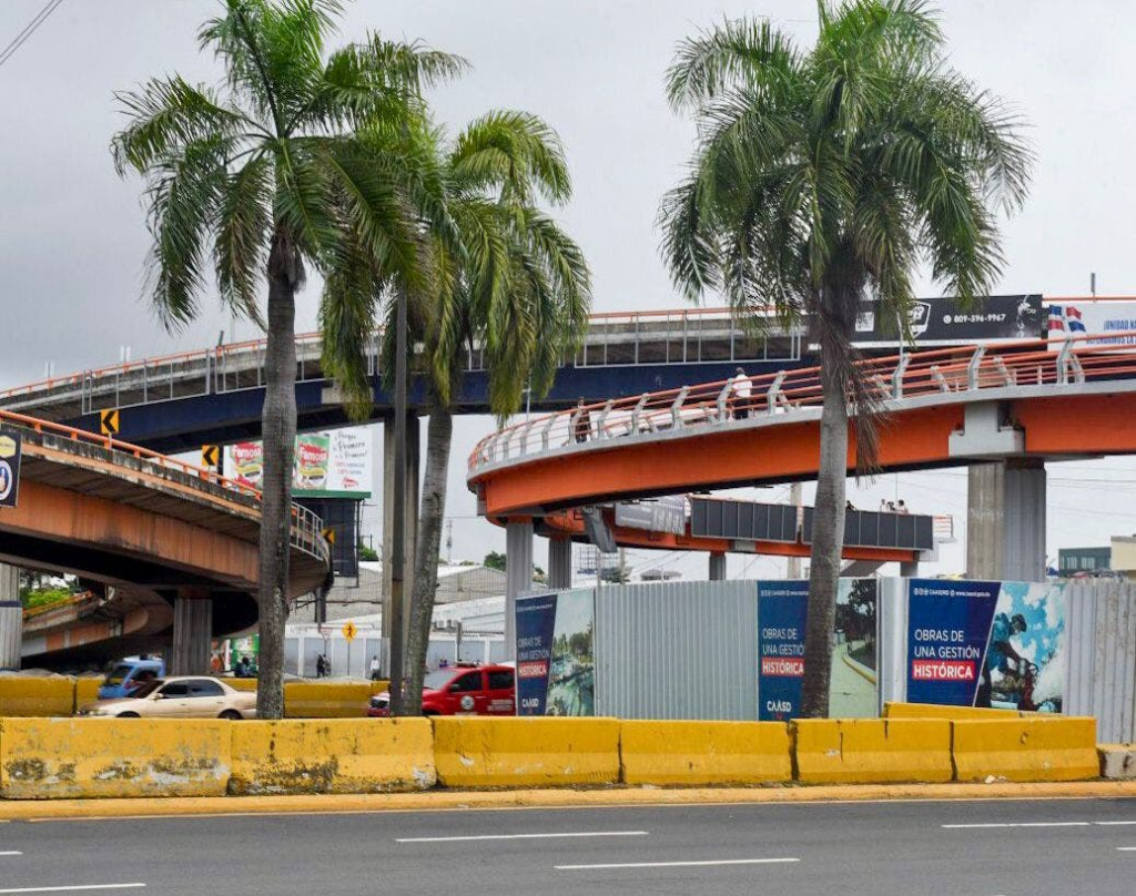 CAASD anuncia corrección de avería y cambio de tuberías en isleta Kennedy con Churchill