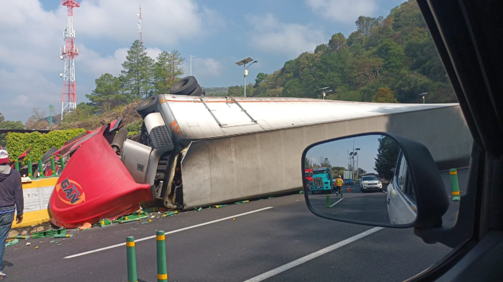 Se restableció la circulación en la México-Cuernavaca tras volcadura de tráiler en curva La Pera